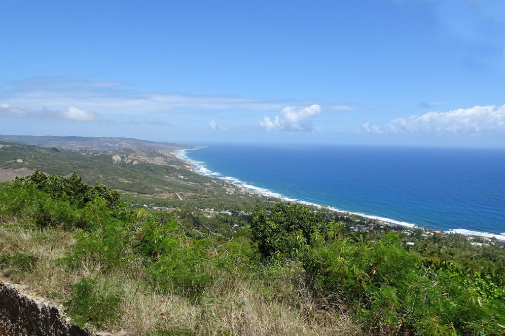 Ein Blick über die Kueste von Martinique in der Karibik