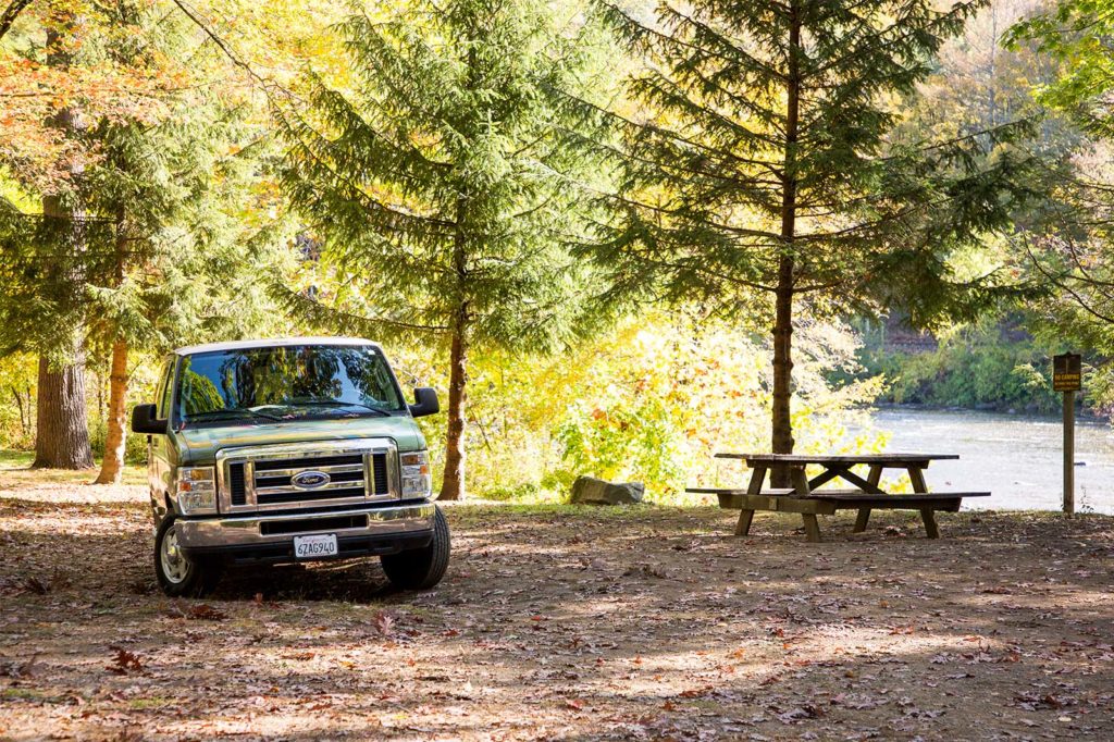 Tipps fuers Camping USA: Klassischer Camper-Van in amerikanischen State Park