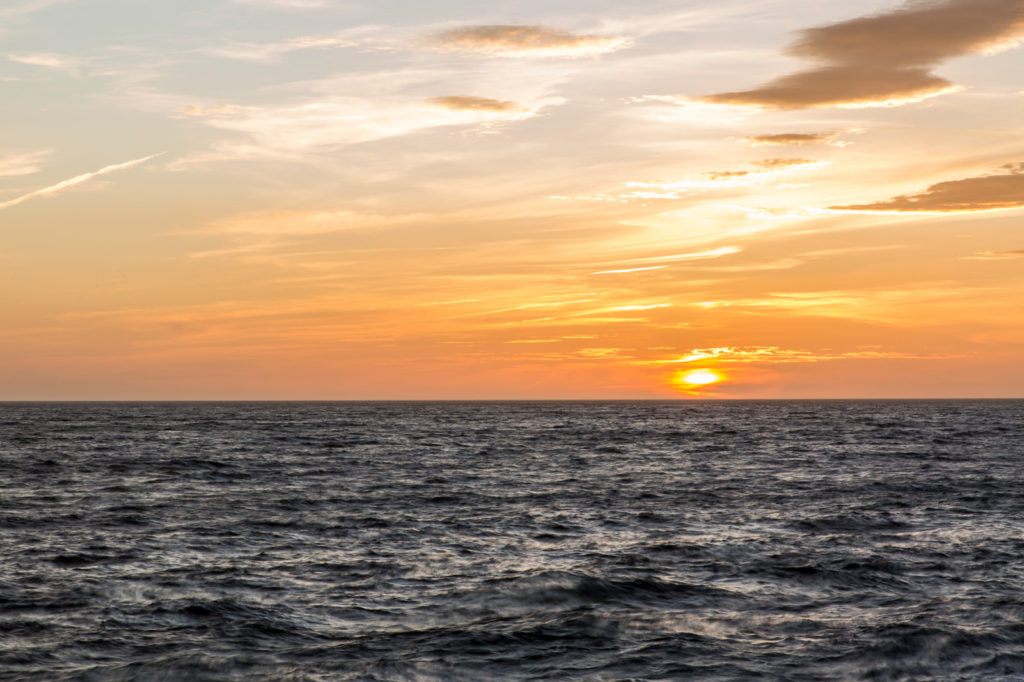 Besondere Momente bei der Arbeit auf Kreuzfahrtschiff: Sonnenuntergang auf hoher See