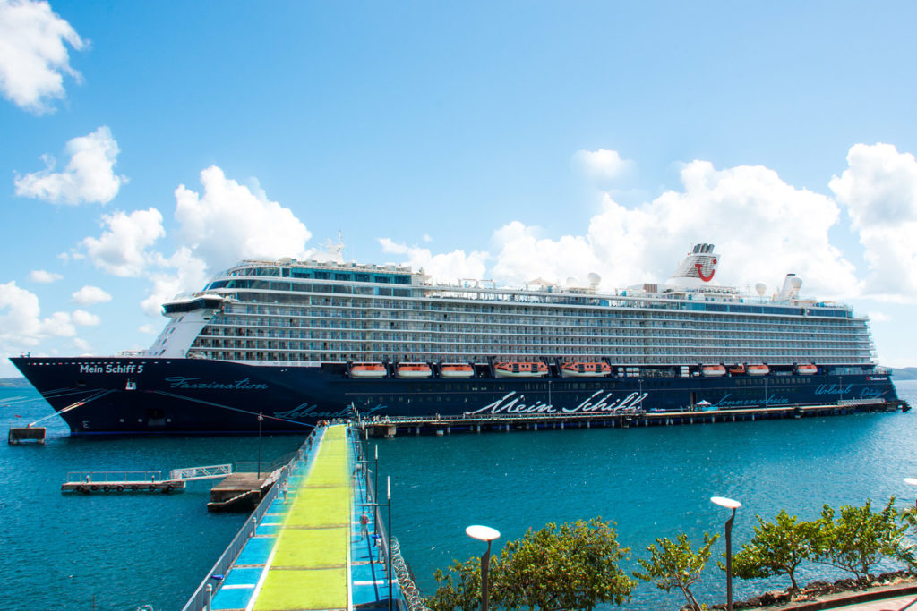 Blick auf die Mein Schiff in Fort de France, Martinique