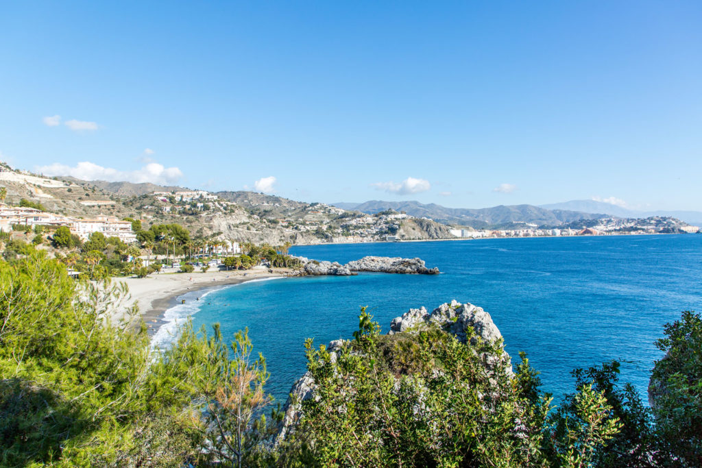 Seitlicher Panoramablick auf den Strand und die Küste vor dem Haus