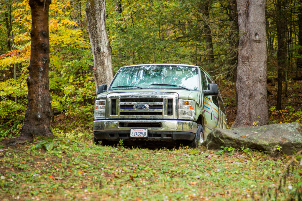 Klassischer Campervan auf einem Campingplatz im State Park in Connecticut
