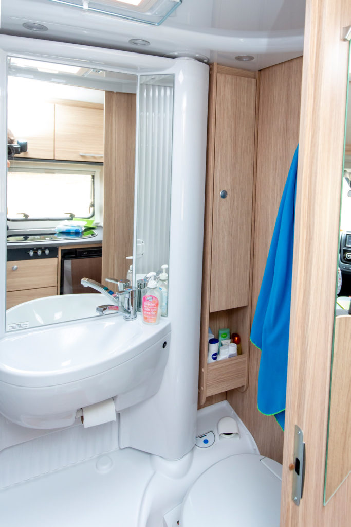 Das Badezimmer mit Toilette im Sunlight V60