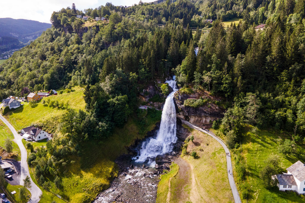 Steindalsfossen bei Norheimsund aus der Luft