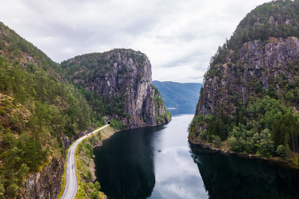 Schlucht hindurch des Fjords