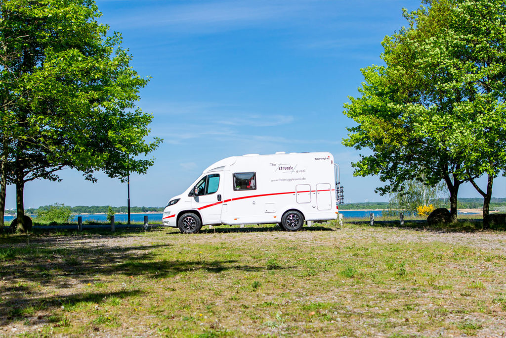 Parkplatz mit Wohnmobil am Goitzschesee in Sachsen-Anhalt